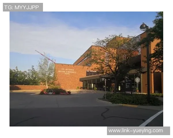 张博源分享明尼苏达大学访校定妆照展现新球衣风采引发关注